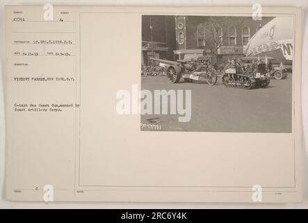 Des membres du Coast Artillery corps avec un canon Sea Coast de 6 pouces pendant le défilé de la victoire à New York. La photographie a été prise le 3 mai 1919 par le lieutenant Geo.H. Lyon. L'arme faisait partie des activités militaires documentées dans la collection de photographies. De plus, il a été noté comme sujet 47791. » Banque D'Images