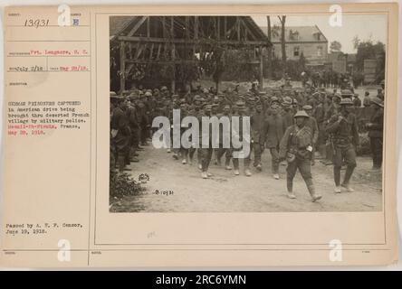 Prisonniers de guerre allemands escortés à travers un village français déserté par la police militaire américaine pendant la route américaine à Mesnil-St-Firmin, France le 28 mai 1918. Photographie prise par le soldat Longacre, S. C. et approuvée par le censeur A. E. F. le 19 juin 1918. Banque D'Images