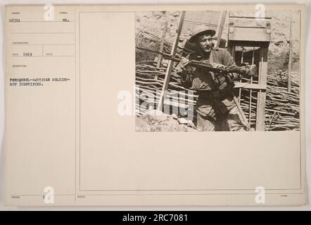 Soldat américain portant des vêtements de guerre de tranchées. La photographie a été prise en 1919 par le photographe Reco. L'identité du soldat n'est pas connue. L'image capture un moment pendant les activités militaires américaines pendant la première Guerre mondiale. Remarques : C KU. Banque D'Images