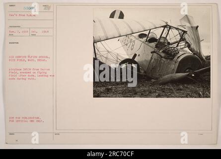 Avion naufragé, 38578 de Barron Field, à Rich Field, Waco, Texas. L'atterrissage s'est produit la nuit sous la pluie. Cette photographie a été prise en octobre 1918 à l'École de vol de l'Air Service. L'image est classée « non destinée à la publication » et est destinée à un usage officiel uniquement. Banque D'Images