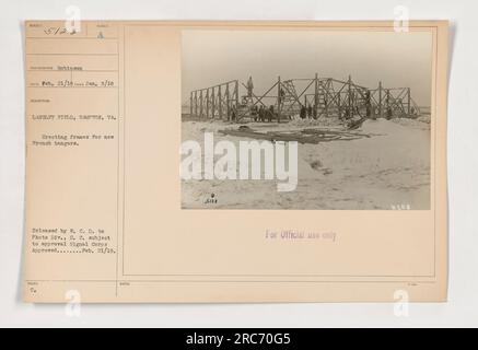 Hangar français à Langley Field, Hampton, Virginie. Montage de cadres pour avions militaires neufs. Photo prise par Robinson le 5 janvier 1918 et reçue le 21 février 1918. Approuvé par le signal corps pour une utilisation officielle.' Banque D'Images