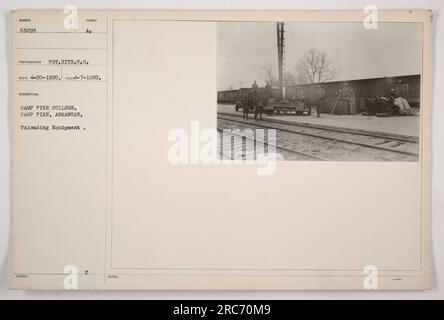 Soldats à Camp Pike dans l'Arkansas déchargeant de l'équipement. Cette photographie, numérotée 68295 et prise par le photographe Sgt Hitz, montre une scène du 20 avril 1920. L'image a été publiée par Camp Pike College. Banque D'Images