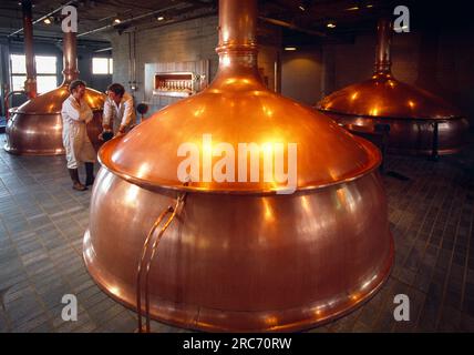 Anchor Brewing Company, photo de dossier 1987. Deux employés des bouilloires de brassage en cuivre de la brasserie Anchor sur Potrero Hill à San Francisco, CA, États-Unis. En juillet 2023, la brasserie de San Francisco, vieille de 127 ans, a annoncé qu'elle cessait ses activités. Anchor Brewing, fondée en 1896, est considérée comme la plus ancienne brasserie artisanale des États-Unis. Crédit : Chuck Nacke/Alamy Live News Banque D'Images