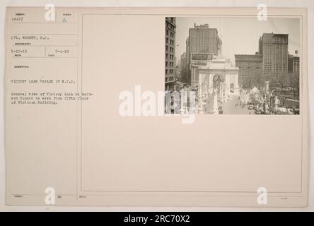 Victory Loan Parade à New York capturé par CPL. Warner le 15 mai 1919. La photographie montre une vue générale de l'arche de la victoire à Madison Square depuis le cinquième étage du Flatiron Building. Cette image a été publiée avec le numéro A 5-4-19. Banque D'Images