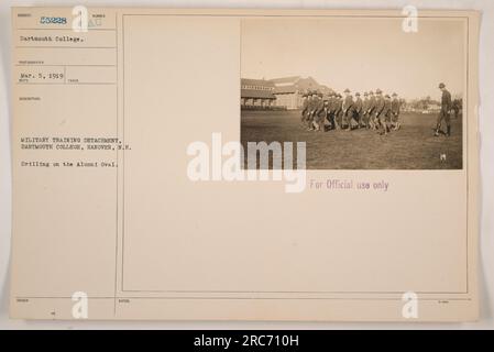 Soldats du détachement d'instruction militaire du Dartmouth College à Hanover, NH, effectuant des exercices d'entraînement sur l'Alumni Oval. La photographie a été prise le 5 mars 1919. Cette image porte le numéro de sujet 55228 et a été publiée pour un usage officiel uniquement. Banque D'Images