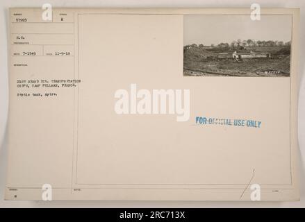 Image capturant la fosse septique à Aytre, en France, située dans le Camp Pullman et utilisée par le corps de transport de la 21e Grande Division pendant la première Guerre mondiale Le symbole « E » a été émis et la photographie a été prise le 9 novembre 1918. L'image porte la mention « usage officiel uniquement ». Banque D'Images