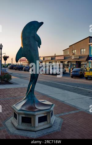 Vue de la sculpture de dauphin près de la bandshell à Rehoboth Beach, Delaware USA. Banque D'Images