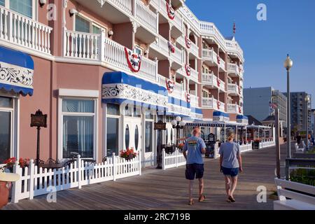 Vue de l'architecture locale le long de la promenade de Rehoboth Beach, Delaware USA. Banque D'Images