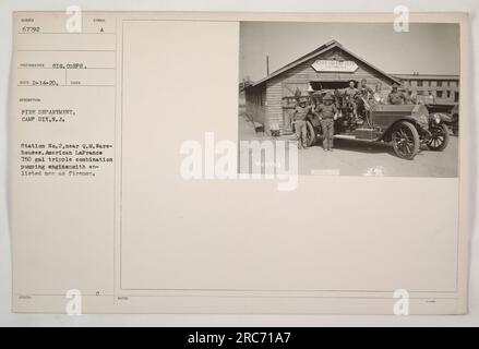 Soldats travaillant comme pompiers au service des incendies, Camp dix, NJ L'image montre la station n° 2, située près des entrepôts Q.M. En particulier, un moteur de pompage triple combiné américain la France de 750 gallons est utilisé à des fins de lutte contre les incendies. Prise le 2/14/20 par le photographe du signal corps, la photo porte la description du service des pompiers du camp. Les émissions officielles de la photo sont identifiées comme 67792 et Camp dix Fire Department Station N. Banque D'Images