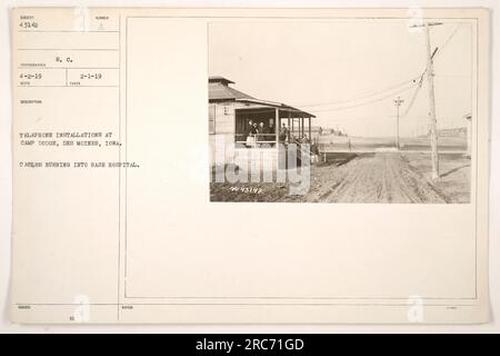 Cette photographie montre des installations téléphoniques au Camp Dodge, des Moines, Iowa pendant la première Guerre mondiale Les câbles représentés sur l'image arrivent dans l'hôpital de base. L'image porte le numéro de sujet 43142 et a été photographiée le 1 février 1919. Banque D'Images