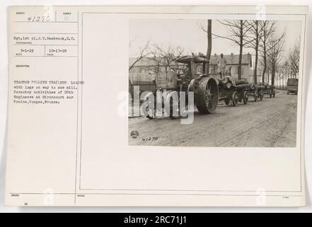 Le sergent J. T. Seabrook, C.S., vu sur la photo, exploite un tracteur tirant des remorques chargées de grumes. Cela faisait partie des activités forestières menées par les 20e ingénieurs à Gironeourt sur Vraine, Vosges, France. La photo a été prise à une date non divulguée, COWLIED, et l'image a été publiée le 17 décembre 1918. Banque D'Images