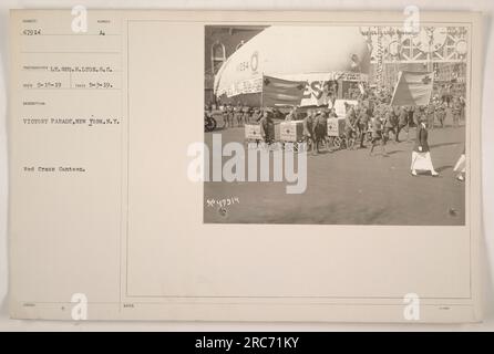 Une cantine de la Croix-Rouge pendant la parade de la victoire à New York, New York La photographie a été prise le 3 mai 1919 par le lieutenant Geo.H. Lyon.S.C. L'image représente une scène animée de membres de la Croix-Rouge servant de la nourriture et des boissons au personnel militaire et aux participants au défilé. La photographie porte le numéro de référence 47914 et a été publiée avec les notes H2540 47914 48 G SOS ESTE ENLI P. Banque D'Images