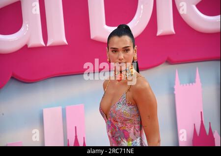Dua Lipa arrive au Cineworld Leicester Square, Londres, Royaume-Uni. 12 juillet 2023. Première européenne de Barbie, Londres, Royaume-Uni. Banque D'Images