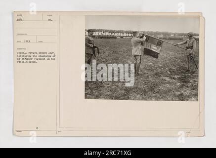 Le général Pétain de l'armée française est vu en Belgique décorer l'étendard d'un régiment d'infanterie pendant la première Guerre mondiale. Cette photo, prise en 1919, capture le moment d'honneur et de reconnaissance pour le service des soldats. Banque D'Images