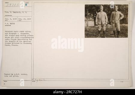 Le sergent-major Henry Guiral et le sergent A. Alexandre sont photographiés sur cette photographie prise à Clermont, Meuse, France, le 13 octobre 1918. Ils ont organisé divers événements de divertissement, y compris des spectacles d'images animées pour les troupes américaines stationnées là-bas. La photographie a été approuvée par le censeur de l'A.E.F. bien que la date d'approbation ne soit pas disponible. Banque D'Images