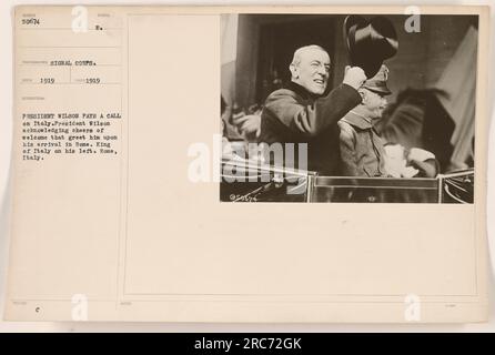 Le président Wilson se rend en Italie et est accueilli avec acclamation à son arrivée à Rome. Le roi d'Italie est représenté debout à sa gauche. Cette photographie a été prise en 1919. Banque D'Images