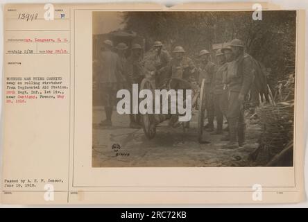 Un soldat blessé est emporté sur une civière roulante depuis le poste de secours régimentaire. Cette photo a été prise près de Cantigny, en France, le 28 mai 1918. Le soldat appartenait au 28e régiment d'infanterie, 1e division. La photo a été prise par le sergent Longacre, S.C. et approuvée par l'A.E.F. Censurer le 19 juin 1918. Banque D'Images