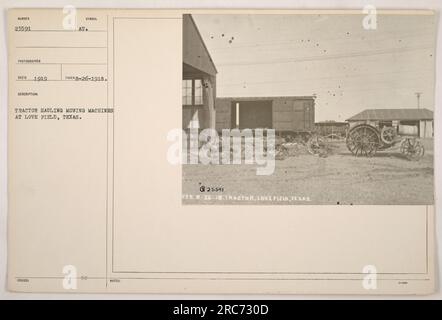 Un tracteur transportant des faucheuses à Love Field, Texas. La photographie a été prise le 26 août 1918. L'image montre les activités militaires pendant la première Guerre mondiale Banque D'Images