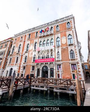 Venise, Italie - 2 avril 2022 : panneau de la Biennale annuelle de Venise en langue italienne, accroché sur un mur de palais. Banque D'Images