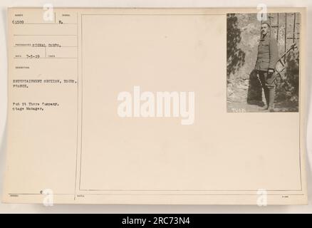 Membres de la Put IT There Company, un groupe de divertissement, posant pour une photographie à Tours, en France pendant la première Guerre mondiale. Le directeur de scène peut être vu au milieu du groupe. La photographie a été prise le 3 juillet 1919 et fait partie de la collection de la section divertissement. Banque D'Images