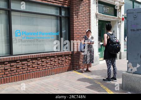 Pittsburgh, États-Unis. 12 juillet 2023. Deux femmes tenant des brochures anti-avortement se tiennent juste à l'extérieur de la zone tampon à Planned Parenthood de Pennsylvanie occidentale. Crédit : SOPA Images Limited/Alamy Live News Banque D'Images