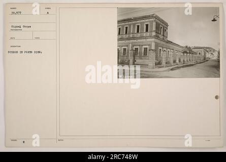 La photographie montre des soldats américains déchargeant des fournitures d'un navire à Porto Rico pendant la première Guerre mondiale. On peut voir les soldats porter des caisses et inspecter le contenu de la cargaison. Cette image capture les opérations logistiques de l'armée américaine pendant la guerre. Banque D'Images