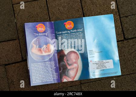 Pittsburgh, États-Unis. 12 juillet 2023. Un pamphlet anti-avortement est vu sur le terrain à un pâté de maisons de Planned Parenthood of Western Pennsylvania. Crédit : SOPA Images Limited/Alamy Live News Banque D'Images