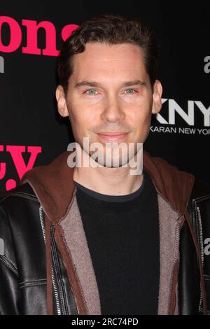 Bryan Singer assiste à la représentation de la soirée d'ouverture de la production du MCC Theater de « Reasons to Be Pretty » de Neil LaBute au Lyceum Theatre à New York le 2 avril 2009. Crédit photo : Henry McGee/MediaPunch Banque D'Images