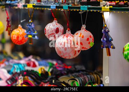 Venise, Italie - 3 avril 2022: Figurines de ballons de verre faites à la main vues sur une fenêtre de magasin à Venise, Italie. Banque D'Images