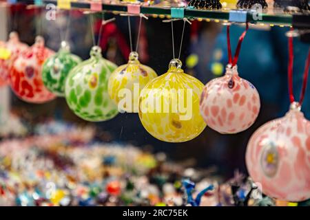 Venise, Italie - 3 avril 2022: Figurines de ballons de verre faites à la main vues sur une fenêtre de magasin à Venise, Italie. Banque D'Images