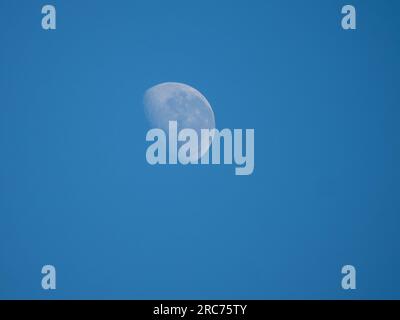 Lune dans le temps de jour sur ciel bleu Banque D'Images