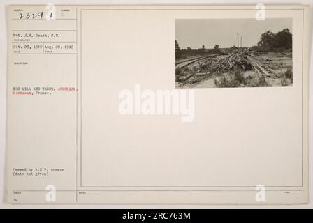L'image 23297 représente le Pvt. J.W. Plage du signal corps au moulin et aux chantiers à Aurelian, Bordeaux, France. La photographie, prise le 28 août 1918, a été reçue le 23 octobre 1918. Il a été approuvé par le censeur de l'A.E.P. bien que la date précise soit inconnue. Aucune note supplémentaire sur l'image n'a été fournie. Banque D'Images
