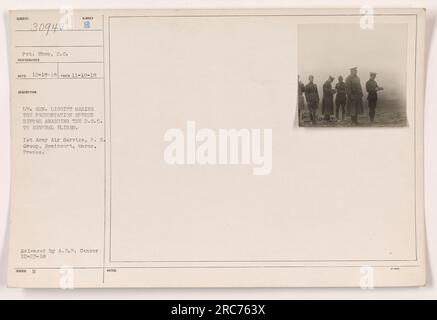 Lieutenant général Liggitt prononçant un discours et présentant le D.S.C. (Distingué Service Cross) à plusieurs dépliants. L'événement a eu lieu au 1e groupe de services aériens de l'armée de terre à Remicourt, Marne, France. Cette photographie a été prise le 10 novembre 1918 et publiée par A.E.P. (American Expeditionary Forces) censurer le 23 décembre 1918. Photographe : VP Shaw, S.C. Banque D'Images