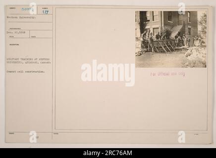 Les soldats participent à une formation militaire à l'Université Western de Quindaro, au Kansas. La photographie, prise le 10 décembre 1918, capture des soldats engagés dans la construction de murs en ciment. L'image a été publiée à des fins d'entraînement militaire et est destinée à un usage officiel seulement. (50 mots) Banque D'Images