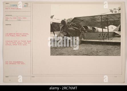 L'avion 5150 de l'Air Service Flying School à Rich Field, Waco, Texas, a été impliqué dans un atterrissage forcé sur le champ de tir au Camp McArthur. Cela s'est produit après un spin de queue. La photographie a été prise en octobre 1918 et est marquée comme n'étant pas destinée à la publication, seulement pour un usage officiel. Banque D'Images