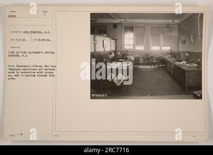 Vue du bureau de Port Adjutant, Hoboken, New Jersey Cette image montre le bureau de l'aumônier de Port au port. L'aumônier du port est chargé de superviser le travail de bien-être des troupes stationnées ou transitant par le port. Photo prise le 25 juin 1919 par le sergent Stemizer.' Banque D'Images