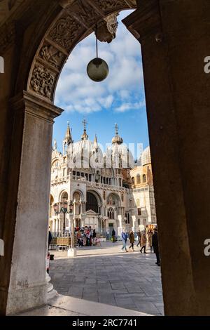 Venise, Italie - 2 avril 2022 : la basilique de la cathédrale patriarcale de Saint-Marc, communément connue sous le nom de basilique de Saint-Marc, est l'église de la cathédrale de la République Banque D'Images