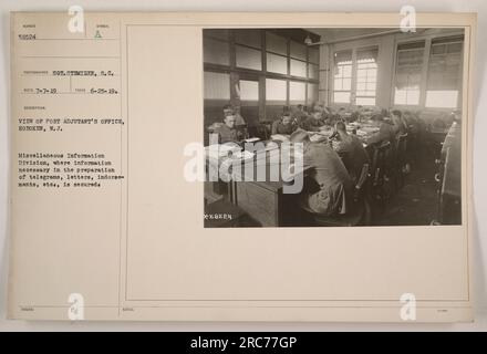 Vue du bureau de Port Adjutant à Hoboken, N.J. Ce bureau, connu sous le nom de Division des renseignements divers, traite les renseignements nécessaires à la préparation des télégrammes, des lettres, des endossements et autres tâches administratives. Photographe : Sgt. Stemizer, S.C. Date de prise : 25 juin 1919. Numéro de l'image : 58524. Notes disponibles.' Banque D'Images