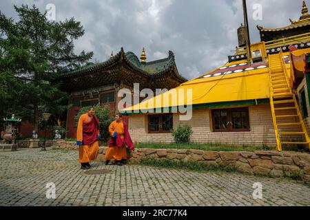 Oulan-Bator, Mongolie - 10 juillet 2023 : moines au monastère de Gandantegchinlen à Oulan-Bator, Mongolie. Banque D'Images
