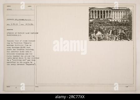 Foule écoutant le message du président Wilson lors de l'ouverture de la campagne du prêt de la victoire à Washington, DC Le message a été délivré à partir d'un avion de l'armée à 3 000 pieds au-dessus de l'immeuble du Trésor. L'observateur a utilisé un téléphone sans fil pour transmettre sa voix, qui a été reçue au sol via des ondes radio et amplifiée aux gens en utilisant la technologie nouvellement inventée 'Magnavox'. Photo prise par CPL. Franklin S.C. le 21 avril 1919. Banque D'Images
