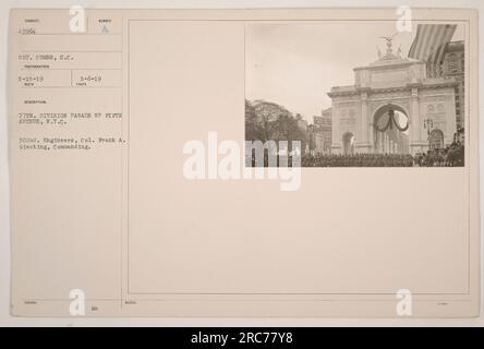 Image montrant la parade de la 77e Division sur la Cinquième Avenue, New York. Le défilé est dirigé par le 302nd Engineers, commandé par le colonel Frank A. Giesting. La photographie a été prise par le sergent Combs le 15 mai 1919. Notez que cette description a été publiée le 6 mai 1919. Banque D'Images