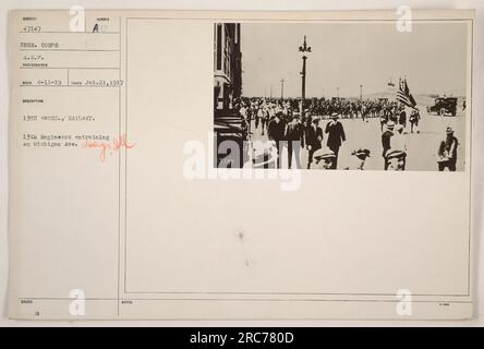 13th Engineers, Railway, entraine sur Michigan Avenue, Chicago, Illinois. Cette photographie a été prise le 21 juillet 1917. Il montre des membres du 13th Engineers monter dans un train. La photo a été prise par un photographe de l'A.E.P. et porte le numéro de sujet 47147 dans les archives du corps du génie.' Banque D'Images