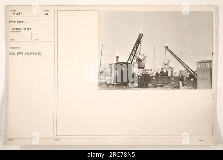 Marins américains participant à des exercices d'entraînement militaire à bord d'un navire de la marine pendant la première Guerre mondiale Les marins sont vus engagés dans diverses tâches, y compris la navigation et les communications. Cette photographie a été prise par le Navy Department signal corps et fait partie d'une plus grande collection représentant les activités militaires américaines pendant la guerre. Banque D'Images