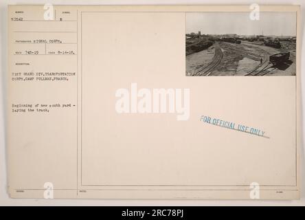 'Photographie représentant la 21e Grande Div Corps de transport au Camp Pullman, France pendant la première Guerre mondiale. L'image montre le début de la construction de la nouvelle cour sud, où les voies étaient posées. Cette photographie a été prise le 14 août 1918 par un photographe du signal corps.' Banque D'Images