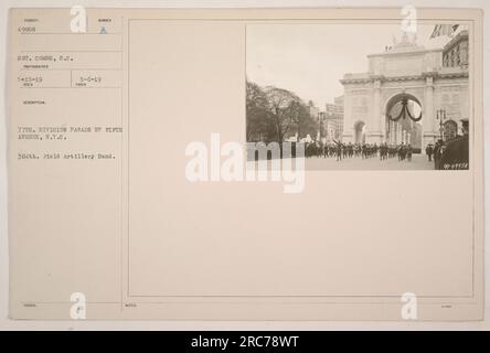 La 77e Division défile sur la Cinquième Avenue à New York le 15 mai 1919. L'image montre la 304e fanfare d'artillerie de campagne menant la procession. Le photographe est le sergent Combs de Caroline du Sud. La photo a été prise le 6 mai 1919. Des notes indiquent qu'il a été publié auprès du ministère de la Défense. Banque D'Images