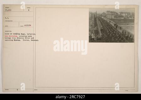 L'image capture le 6e régiment d'infanterie, 1e division, alors qu'ils traversent le pont principal sur la Moselle en entrant à Treves, en Allemagne, pendant la première Guerre mondiale. La photographie a été prise le 1 décembre 1918 et fait partie de la collection émise par la Division de la photographie officielle de guerre. Banque D'Images