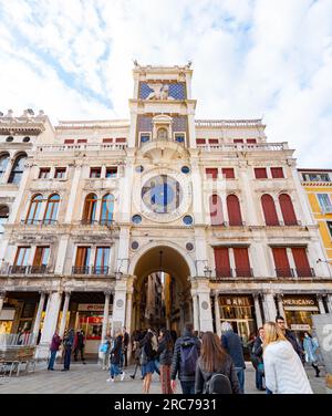 Venise, Italie-2 avril 2022 : commandé par Doge Agostino Barbarigo en 1493, la Torre dell’Orologio, ou St. La tour de l'horloge de Mark fait face à la Piazza sa Banque D'Images