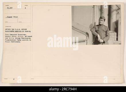 Dominick Tronolone du signal corps, États-Unis, à bord de l'U.S.S. George Washington en route pour la France. Cette photographie a été prise pendant le voyage de la partie présidentielle à la Conférence de paix. L'image est étiquetée avec la description et des notes supplémentaires. PUBLICATION : SYMBOLE E H NOTES 63227. Banque D'Images