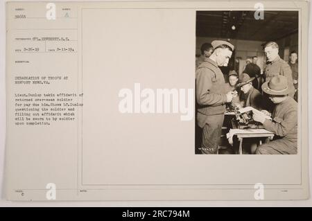 Le lieutenant Dunlop prend une déclaration sous serment d'un soldat de retour à l'étranger pour son salaire dû à Newport News, Virginie. La photo capture le moment de l'interrogatoire et le remplissage de l'affidavit, qui sera assermenté par le soldat une fois rempli. Prise par CPL Newberry le 11 février 1919 et portant le numéro d'identification 38665. Banque D'Images