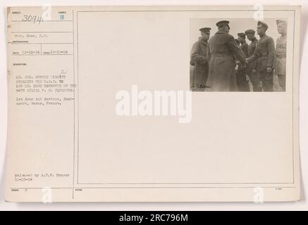 LT. GEN. Hunter Liggett décerne le D.S.C. au 1e lieutenant Hugh Brewster du 94e escadron aérien PS. Prise le 10 novembre 1918, à la base du service aérien de la 1e armée de terre à Remicourt, Marne, France. La photographie a été publiée par le censeur de l'A.E.F. le 23 décembre 1918. Banque D'Images